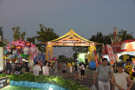 Large Crowds Gather for Ork Phansa and Boat Racing Festival in Vientiane